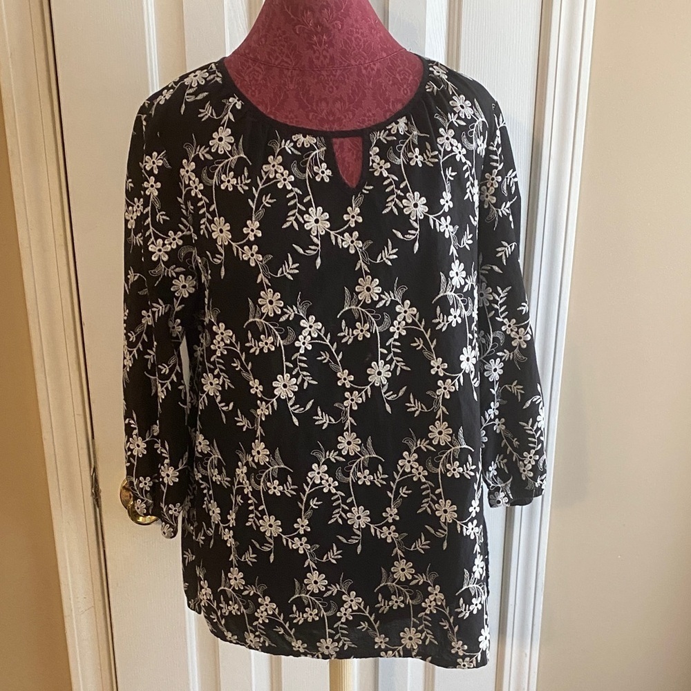 Emily Daniels Black & White Size Large Embroidered Floral Design Blouse